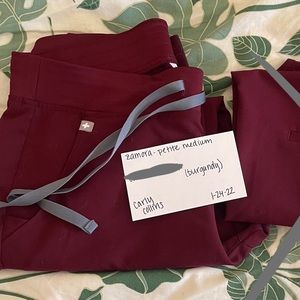Size medium petite figs Zamora joggers in color burgundy